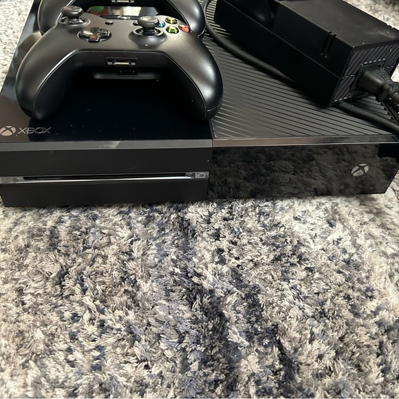 Xbox One Bundle - Picture 2 of 5